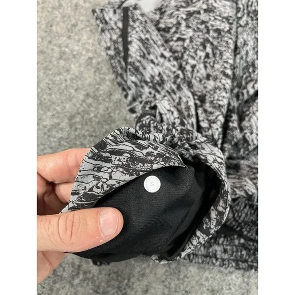 Lululemon Pace Breaker Shorts 9" Mens Small Lined Gray Splatter Soul Cycle Skull - Picture 5 of 10